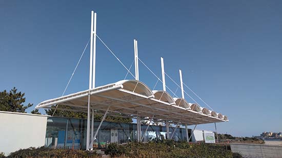 白色膜结构停车棚